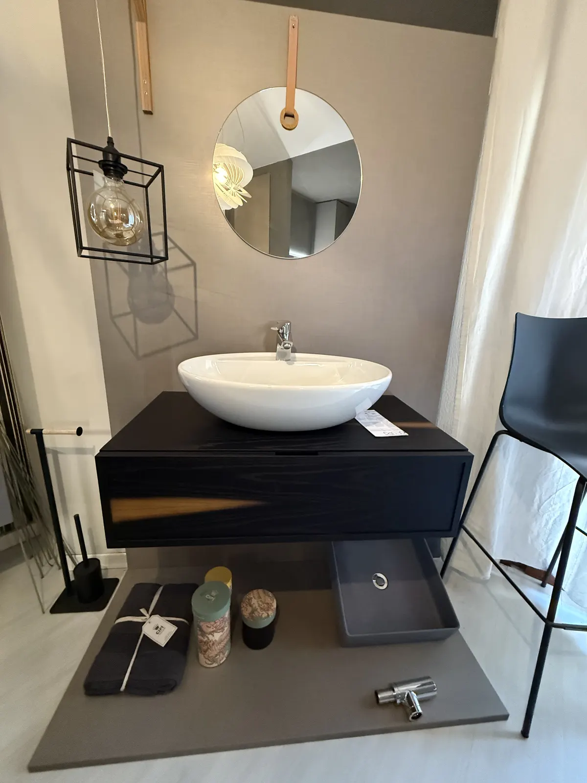 Mobile bagno nero con lavabo d'appoggio
