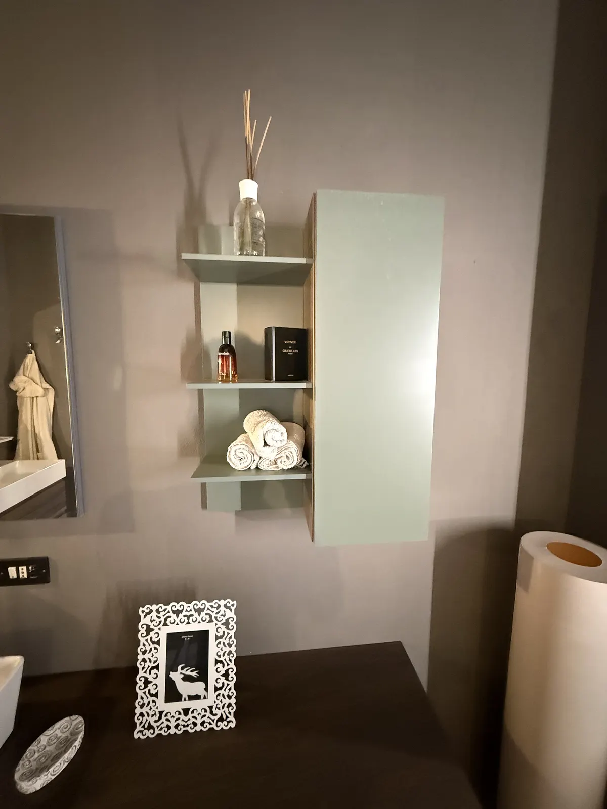 Composizione bagno con piano in legno