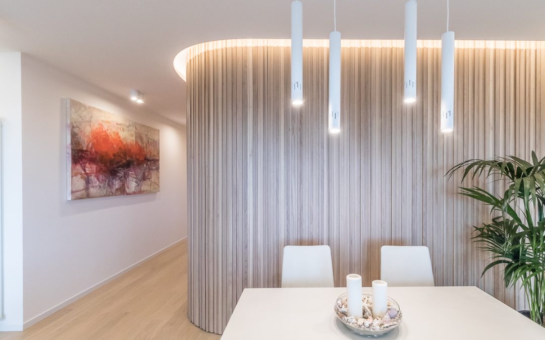 Parete in legno che arreda, separa e caratterizza un ambiente di design; scopri il progetto!