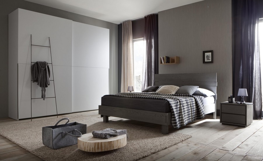 Camera da letto moderna: letto, mobili e illuminazione